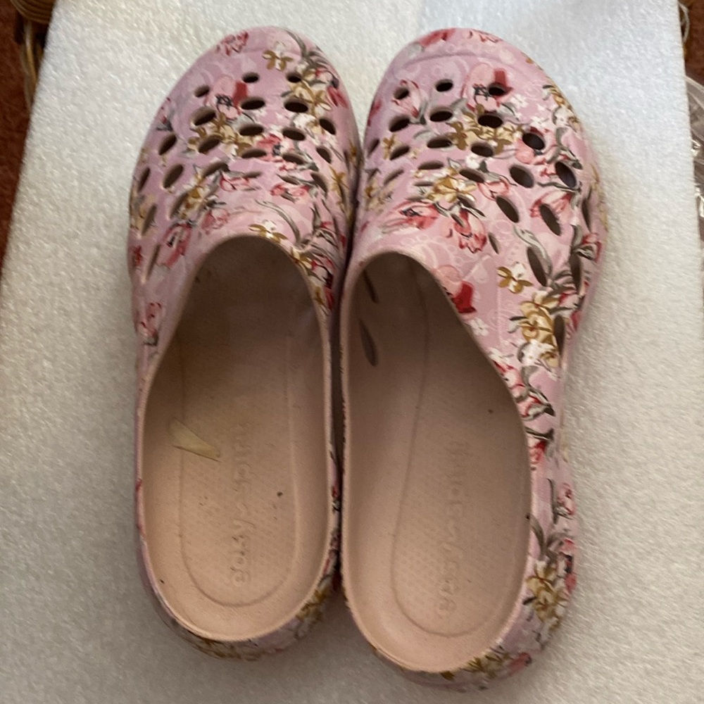 Pink flowers on Clogs by Easy Spirit Size 8